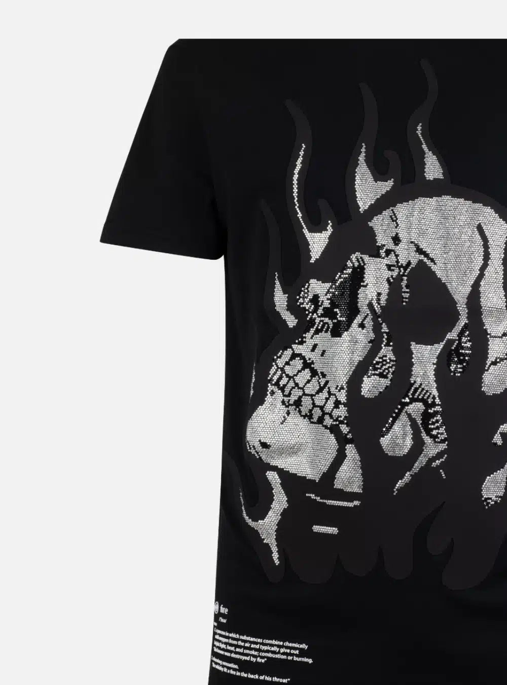 T-shirt con teschio in fiamme