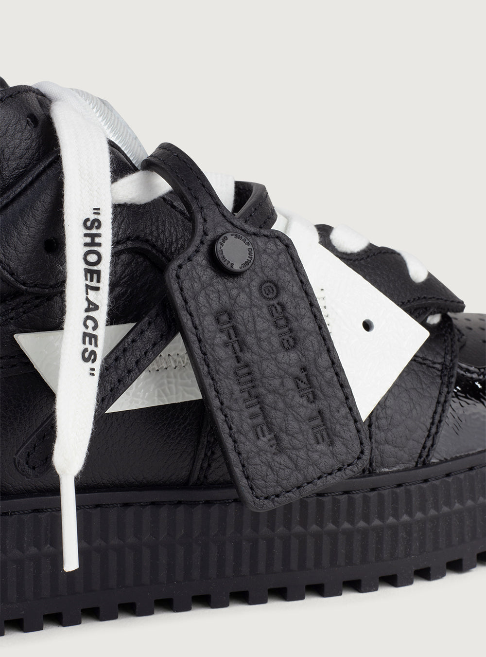 Sneaker Floating Arrow
