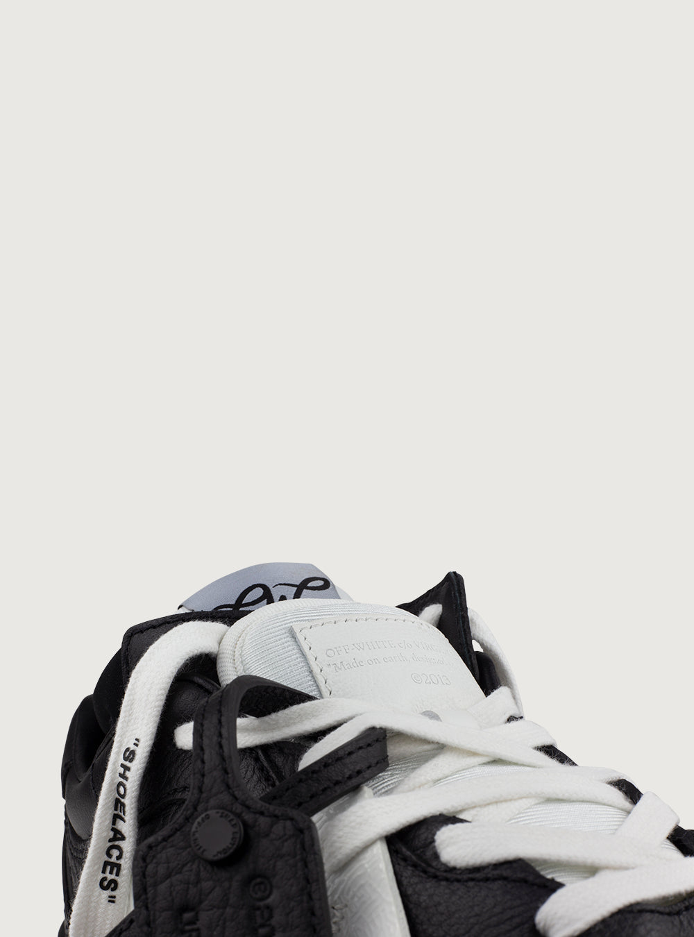 Sneaker Floating Arrow